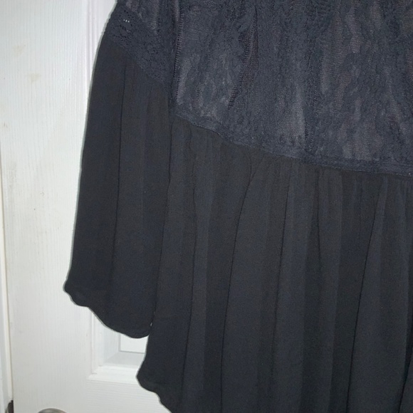 Torrid black lace bell sleeve peplum top Sz 1 (1X) keyhole back - Picture 2 of 6
